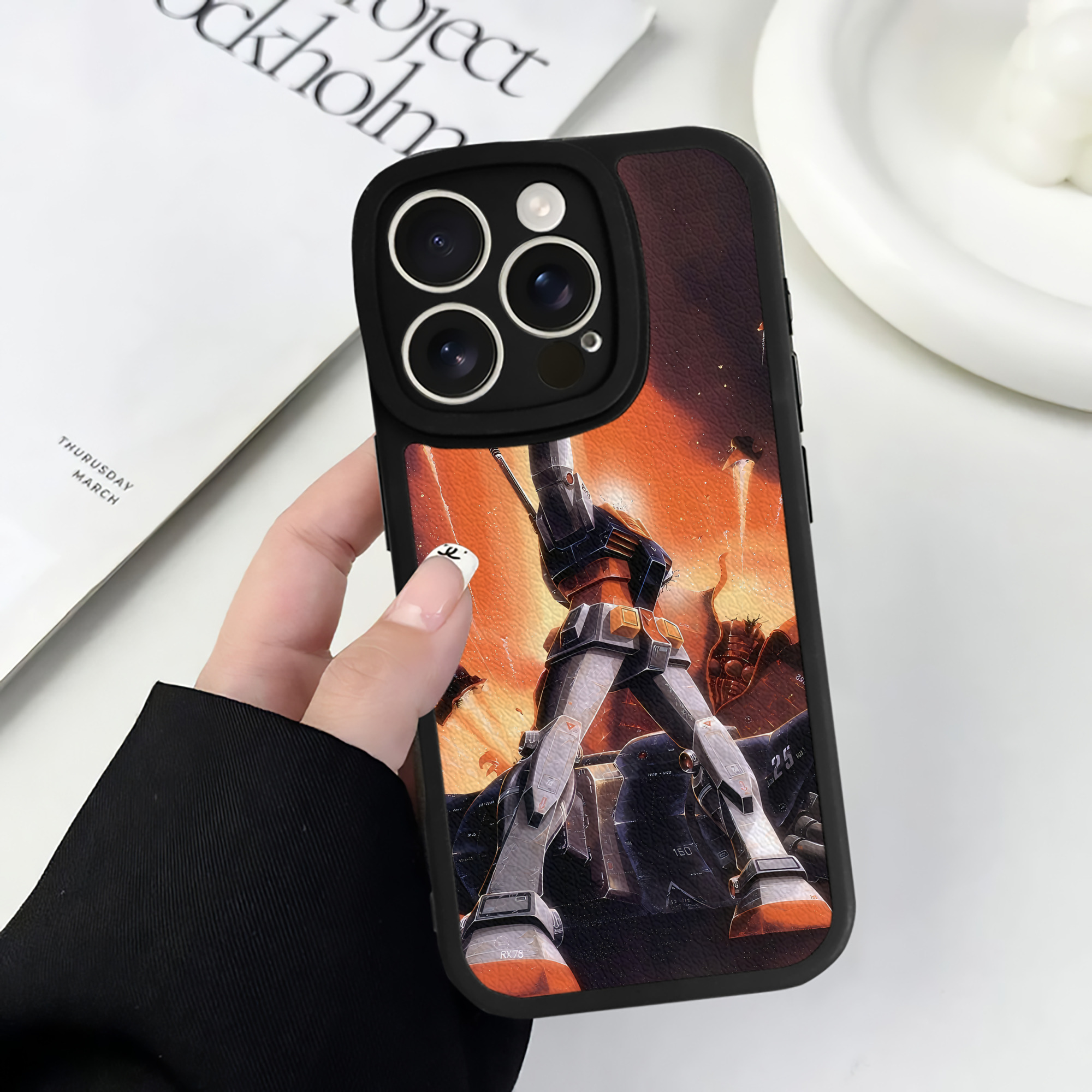 （画像用） 機動戦士ガンダム Mobile Suit Gundam 【iPhone 16シリーズ対応】シリコンスマホケース（レザー調） 材質：シリコン